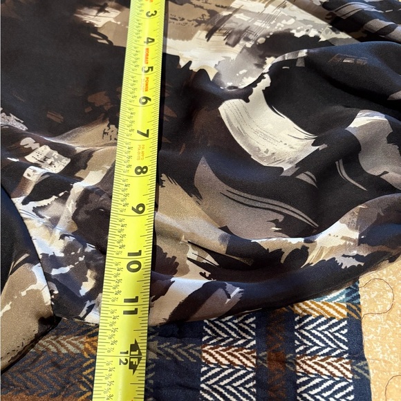 Covington blouse with a black, white, and gray abstract pattern women’s size L - Picture 11 of 11